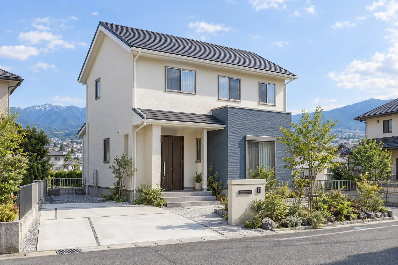 アイボリーと落ち着いた青の外壁に塗り替えた、庭のある二階建て住宅のイメージ